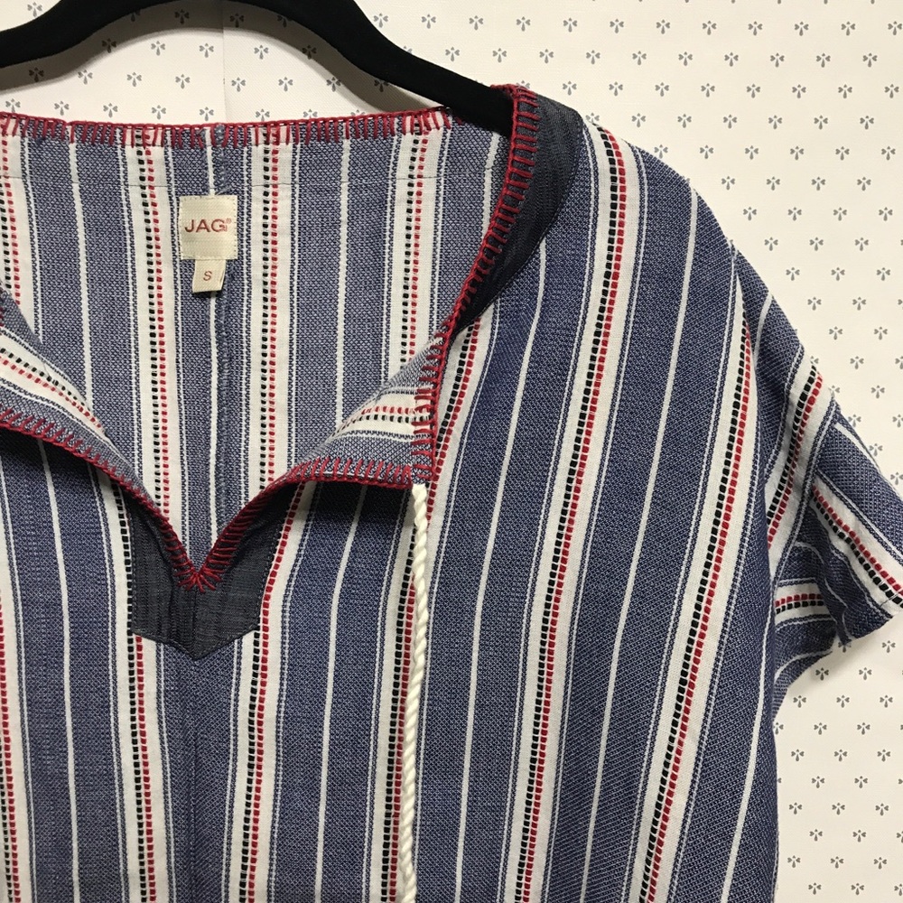 Blue with white and red slit shirt sleeve shirt